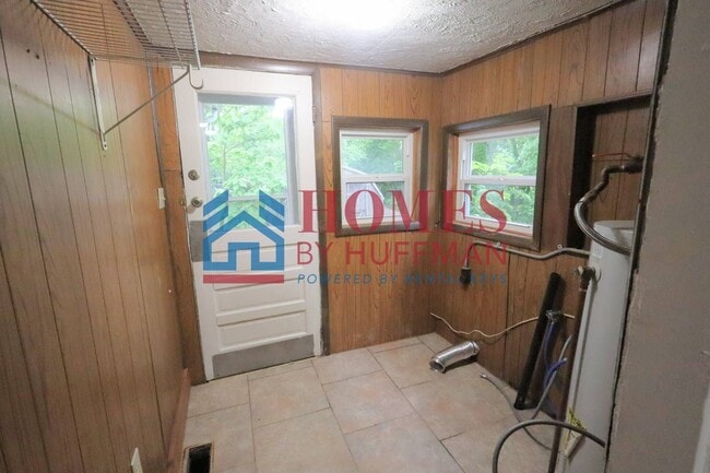 Building Photo - Two Bedroom House