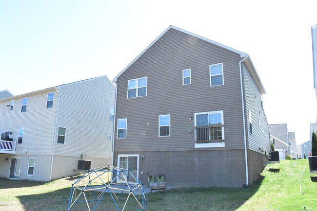 Building Photo - Lee's Parke Finest...