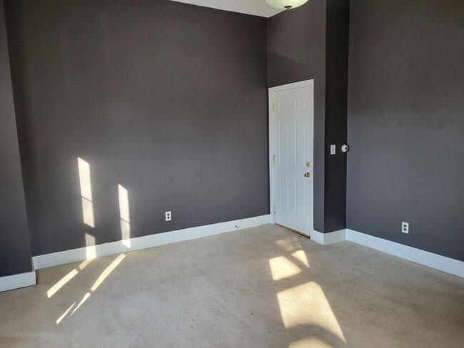 Building Photo - 315 E Maple St