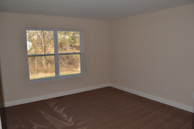 Building Photo - Beautiful Bi-level  Home w/ 2 car Garage and Central AC. One Pet OK!