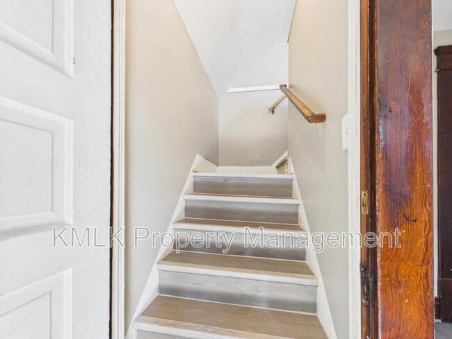 Building Photo - 701 Kling St