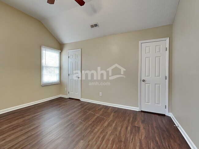 Building Photo - 537 Hanska Way