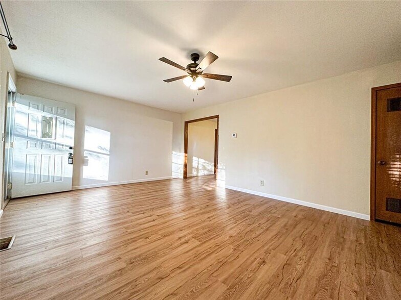 Building Photo - 102 Brenda Ave