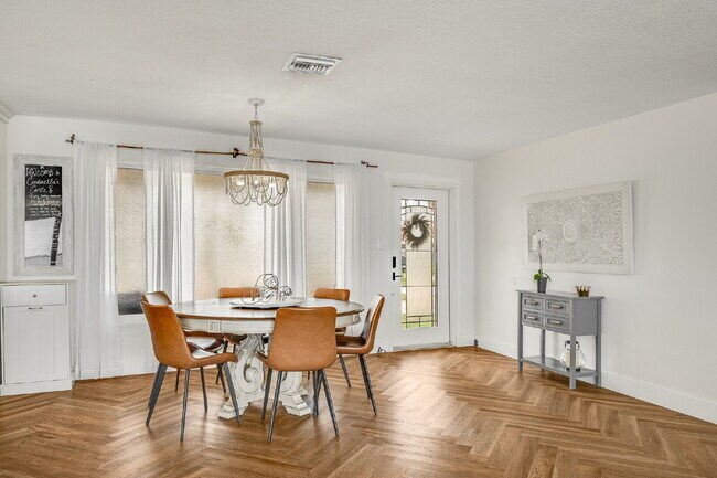 Building Photo - Gorgeous Riverfront 3/2 with dock!!