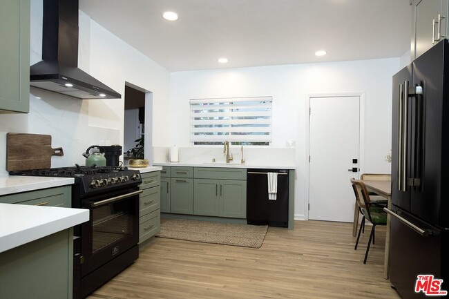 Building Photo - 951 N Martel Ave