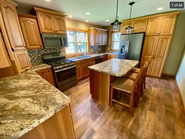 Building Photo - 1359 Oakes St