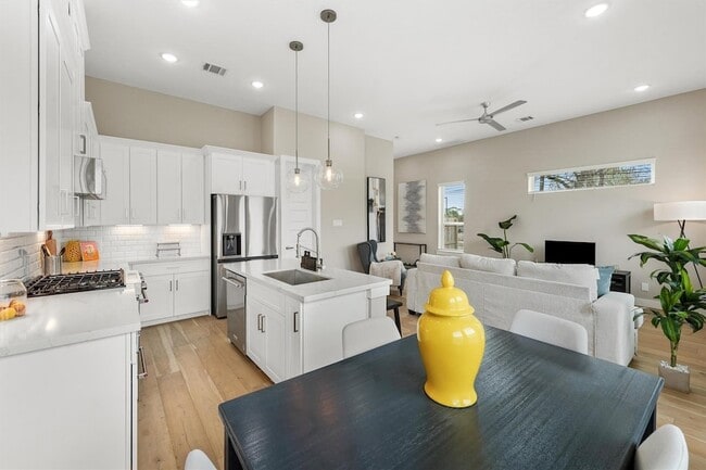 Building Photo - 303 Queen Sude Ln