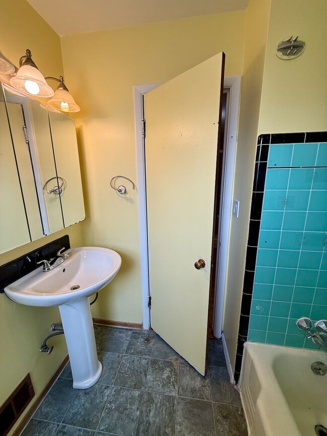 Building Photo - Ideally Located 3 Bed 1.5 Bath Spokane Hom...