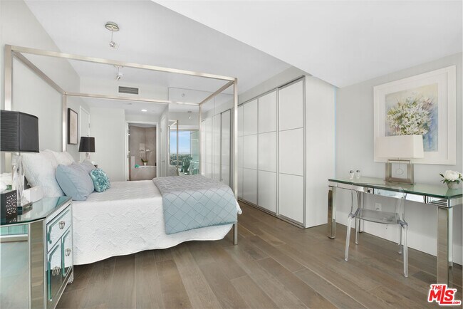 Building Photo - 13600 Marina Pointe Dr