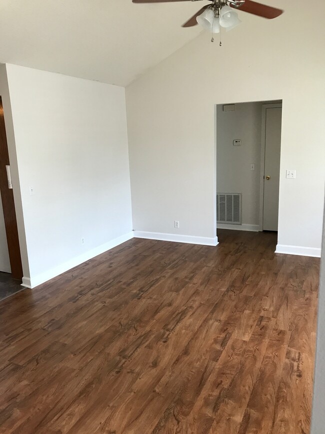 Building Photo - 613 Valley View