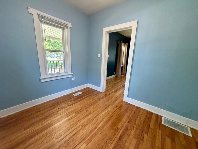 Building Photo - Centrally located 2 bedroom 1 bath house