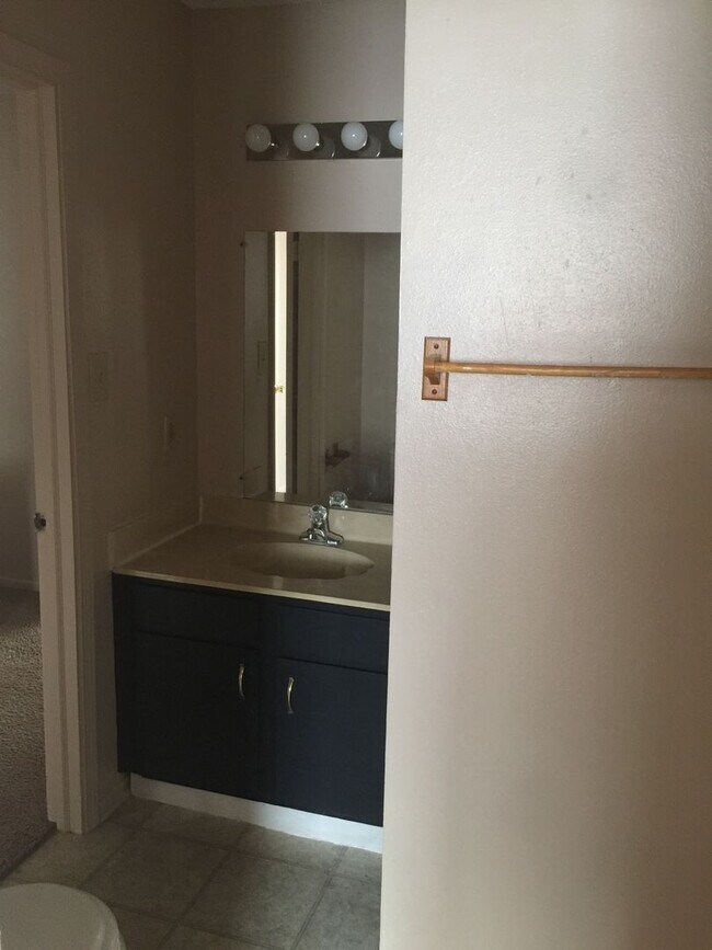 Building Photo - 2 bedroom 2 bath town home in a gated comm...