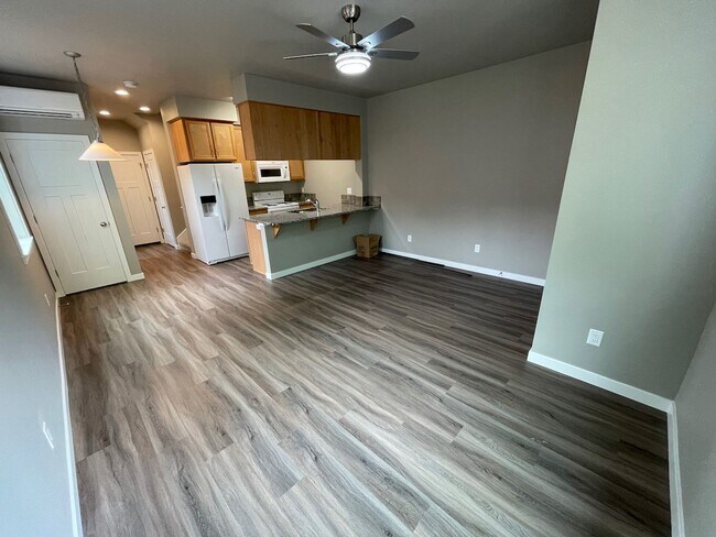 Building Photo - NEW 4 Bedroom / 4.5 Bath Duplex. A/C in every bedroom