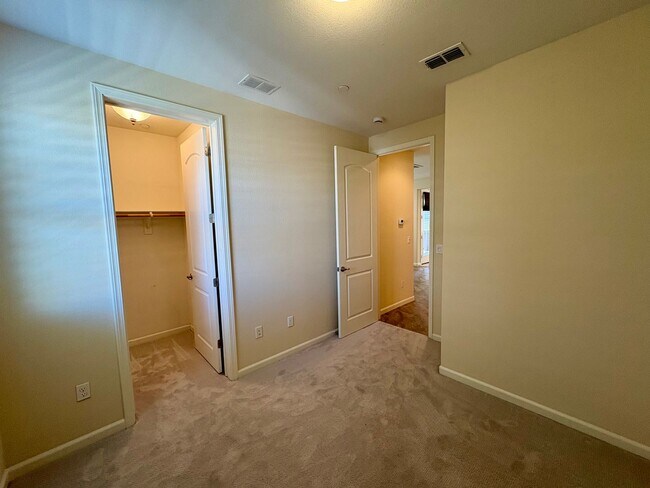 Building Photo - Spacious 4-Bedroom Townhouse