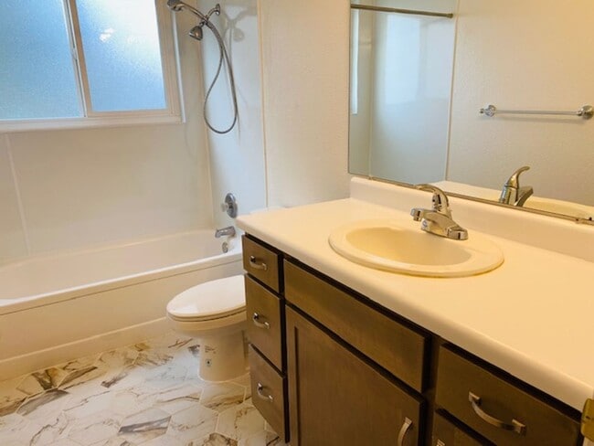 Building Photo - $1,650 Palm & Shaw, 2 Bedroom Condo - N Wi...