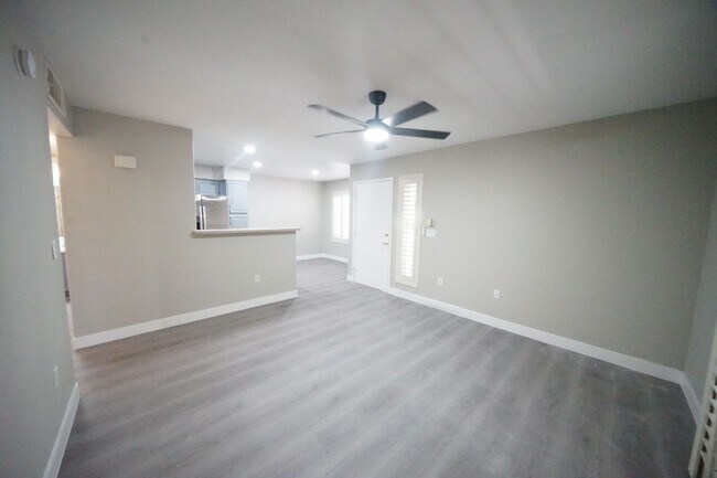 Building Photo - 5710 E Tropicana Ave