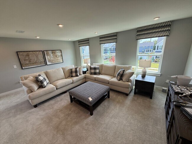 Building Photo - Never loved in Model Homes