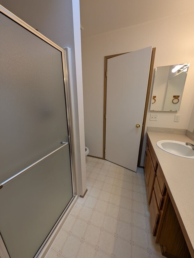 Building Photo - Large Duplex on Quiet Dead-End Street with 2-Car Garage, Washer & Dryer Provided