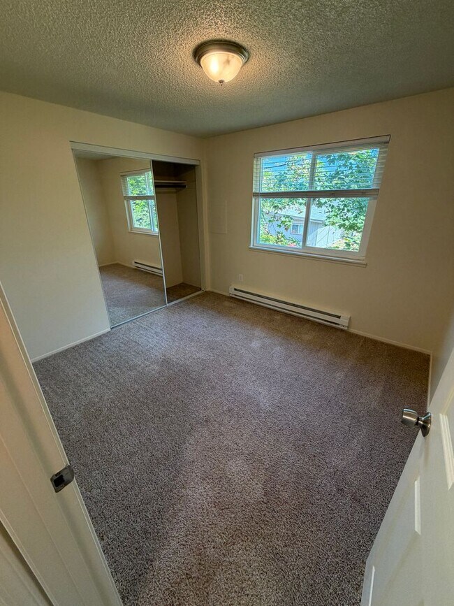 Building Photo - 455 SE Lilly Ave