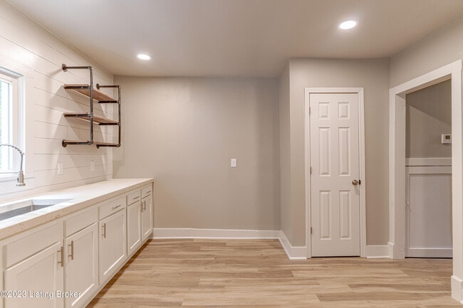 Building Photo - 1886 S Bardstown Rd