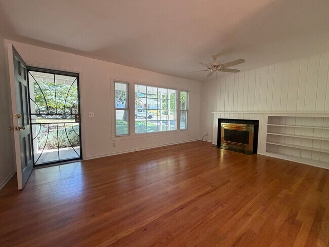 Building Photo - Cute home on large lot