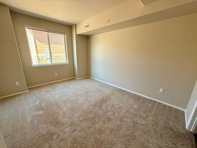 Building Photo - 2 WEEKS FREE! Spacious Townhome!