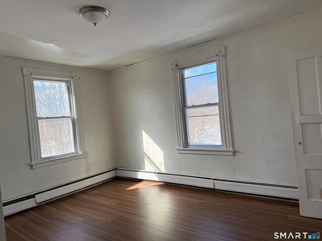 Building Photo - 198 Oak St