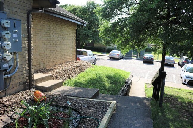 Building Photo - 4622 Country Creek Dr