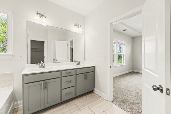 Building Photo - Modern 4BR Home in Raleigh | Great Location