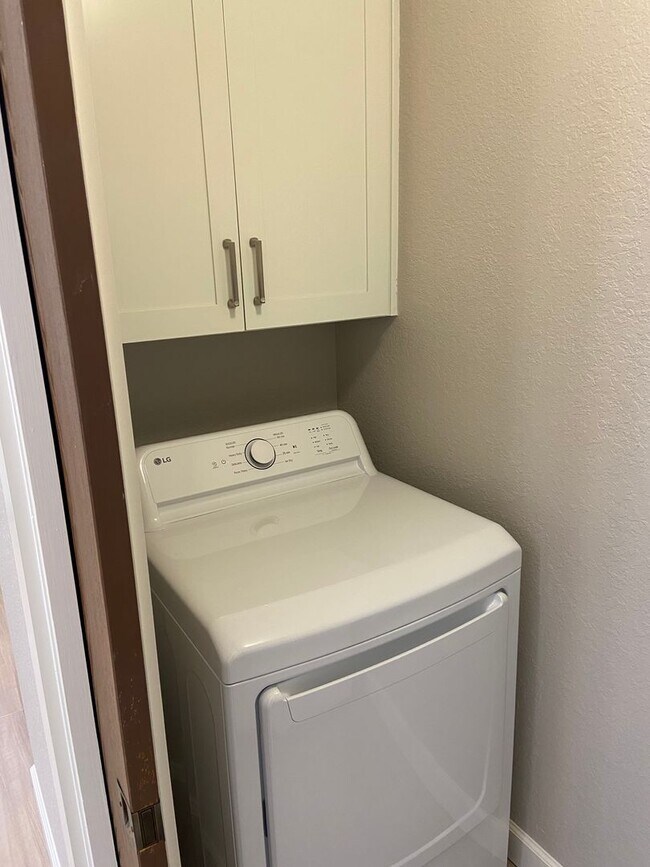 Building Photo - West Roseville - Remodeled 2 Bdrm, 1 Bath