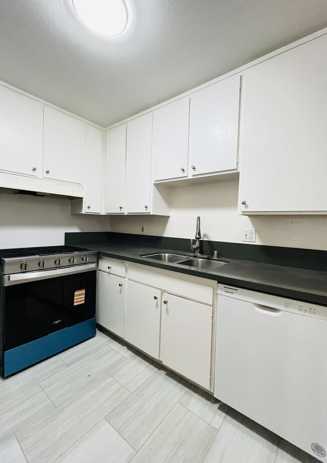 Building Photo - 2 Bedroom, 2 Bathroom South Coast Villas Second Floor Condo