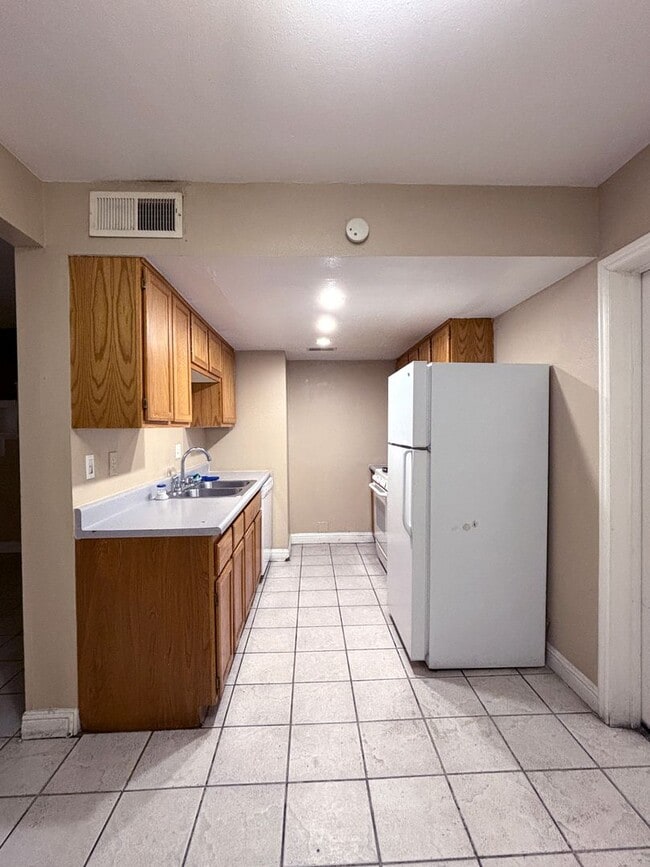 Building Photo - 2 Bedroom / 2 bath townhouse with 1 car garage