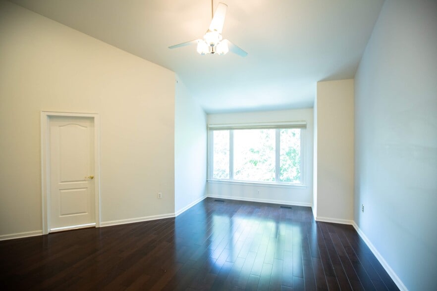 Master Bedroom - 4006 Dogberry Ln