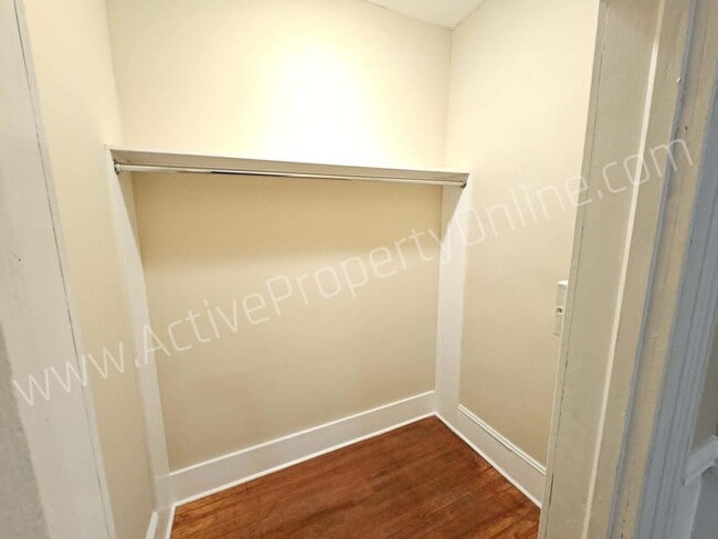 Building Photo - 195 College St