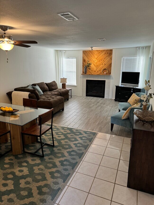 Building Photo - 604 Highcrest Dr