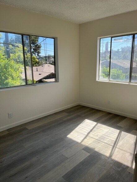 Building Photo - 2142 Yosemite Dr