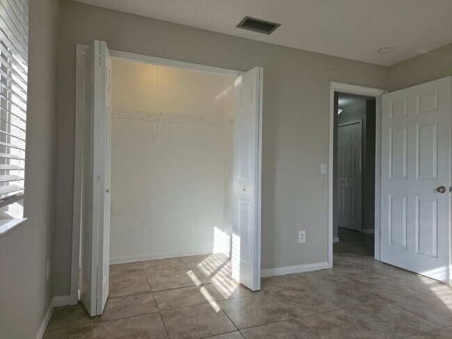 Building Photo - Freshly Updated 2/1 House with Garage in Deltona!