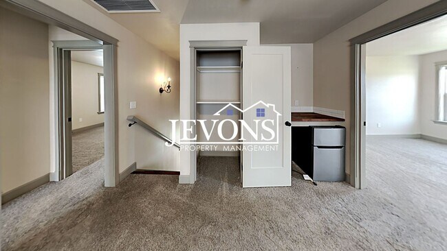 Building Photo - Spacious 4-bedroom home with fully equippe...