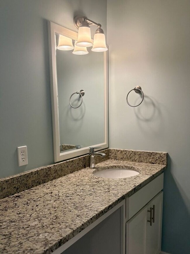 Building Photo - Quiet South Charlotte Townhome with Easy Uptown & Airport Access