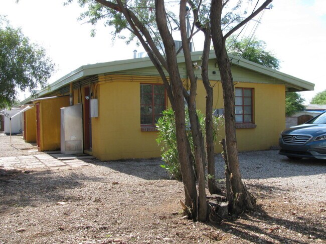 Building Photo - 2722 N Warren Ave