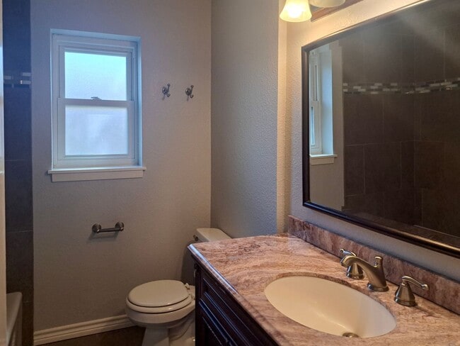 Building Photo - 4 Bedroom / 2 Bath / 2 Car Garage