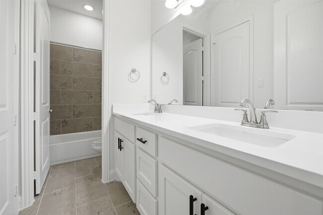 Building Photo - 208 Sequoia Dr