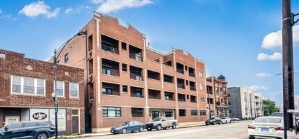Building Photo - 2904 W Belmont Ave