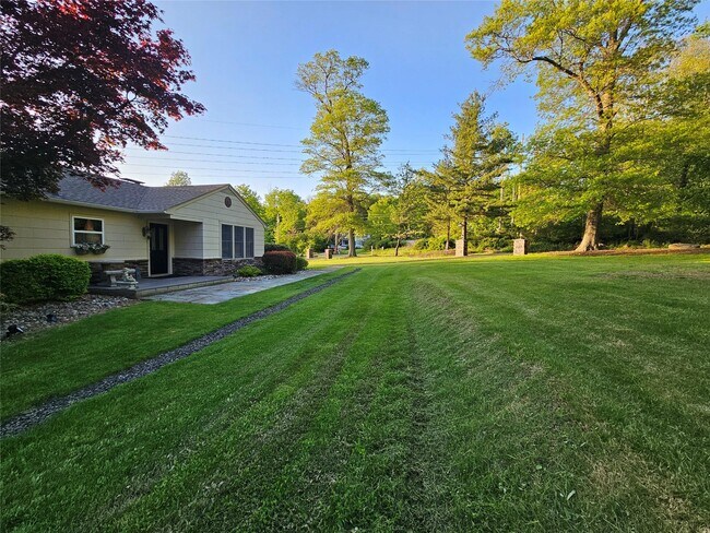 Building Photo - 13 Old Quaker Hill Rd