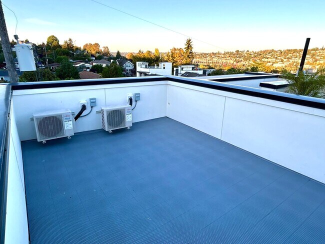 Building Photo - Magnolia newer 2Bed 2Bath Townhouse with Rooftop Deck