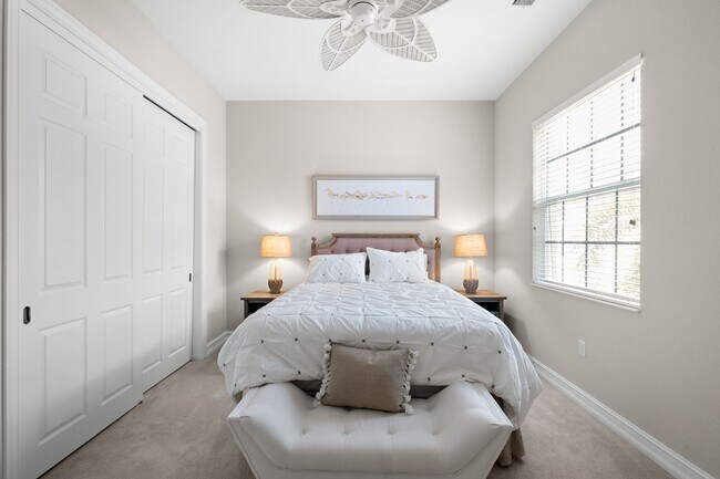 Building Photo - 3 Bed + Flex, 3 Bath 2,686 Sq Ft - Top Floor Coach Home