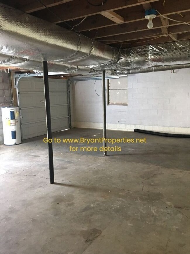 Building Photo - Hendersonville - 2 Bedroom Duplex Basement/Garage