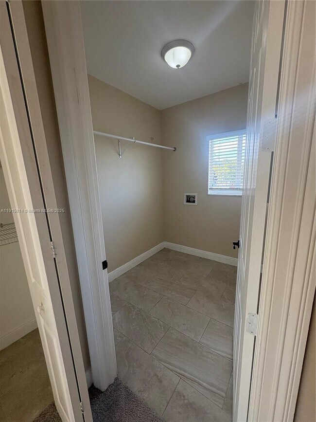 Building Photo - 819 E 26th St