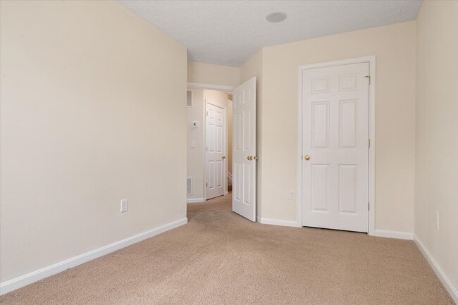 Building Photo - Beautiful End-Unit Townhome for Rent
