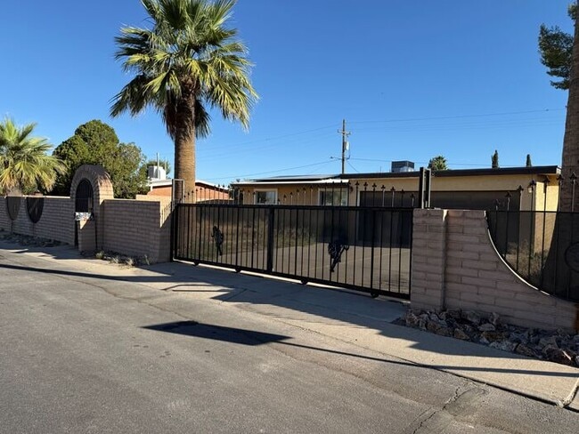 Building Photo - House For Rent